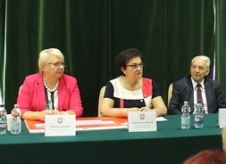 Od lewej: zastępca dyrektora w Mazowieckiej Jednostce Wdrażania Programów Unijnych Elżbieta Szymanik, wiceprzewodnicząca sejmiku Wiesława Krawczyk i dyrektor SPOZOZ w Przasnyszu Jerzy Sadowski