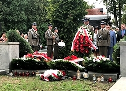 marszałek składa kwiaty na cmentarzy żołnierskim