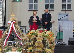 Członek zarządu Elżbieta Lanc i radny Krzysztof Winiarski dziękują rolnikom na scenie. Pod sceną widać wieńce