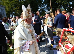 Biskup święci wieniec w kształcie konturów Polski