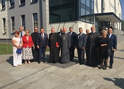 Goście (wśród nich marszałek i wójt gminy Cegłów) uroczystości przed budynkiem