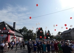 uczestnicy wypuścili balony w barwach narodowych