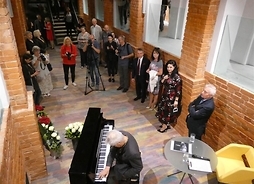zdjęcie z góry, pianista i zgromadzeni goście
