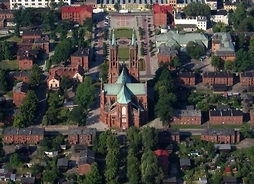 Widok z lotu ptaka na historyczne centrum Żyradowa, kościół i domy z cegły