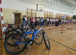 Rowery stojące w sali gimnastycznej