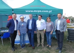 Wicemarszałek Wiesław Raboszuk i dyrektor Tomasz Kominek z pracownikami MCPS-u