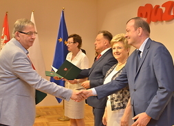 wicemarszałek Wiesław Raboszuka gratuluje jednemu z dyrektoró jednostek podległych samorzadowi Mazowsza
