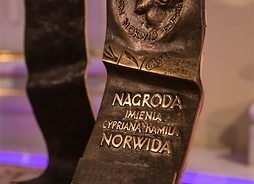 Zdjęcie przedstawia statuetkę przyznawaną laureatom nagrody Norwida