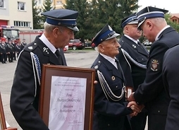 Radny Zbigniew Gołąbek wręcza strażakom Medale Pamiątkowe "Pro Masovia"