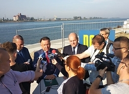 przy nabrzezu Wisły w Płocku stoją przedstawiciele rządu Mazowsza i dziennikarze lokalnych mediów