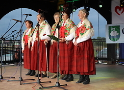 Na scenie w strojach ludowych występują członkinie zespołu ludowego „Łomniczanki”.
