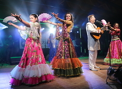 Na zdjęciu widać Zespól prezentujący muzykę romską. Tancerki są ubrane w barwne szerokie sukienki.