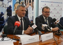 członek zarządu Rafał Rajkowski i prezydent Radomia Radosław Witkowski na konferencji prasowej