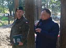 stoją marszałek Adam Struzik i przedstawiciel Jednostki Strzeleckiej Płońsk