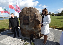 Wicemarszałek Janina Ewa Orzełowska oraz burmistrz Garwolina Tadeusz Mikulski prezentują pamiątkowy kamień