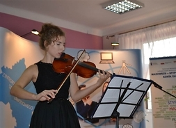 Dziewczyna grająca na skrzypcach