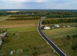 Zdjęcie wykonane z dronu przedstawia widok na przebudowaną drogę z lotu ptaka