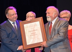 Przewodniczący Jan Mączewski i marszałek Struzik prezentują dyplom