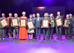 Odznaczeni medalem Pro Masovia prezentują dyplomy