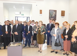 W muzeum, wśród gości przemawia Elżbieta Lanc, członek zarządu
