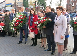 Na zdjęciu widać wicemarszałek Janinę Ewę Orzełowską i delegacje z kwiatami.