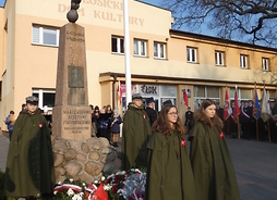 Na zdjęciu widać harcerzy trzymających wartę honorową, pod pomnikiem Marszałka Piłsudskiego. W tle widać flagę i poczty sztandarowe.