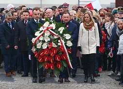 Marszałek Struzik i dyrektor płockiej delegatury Tomasz Kominek stoją z wielkim wieńcem z biało-czerwonych róż