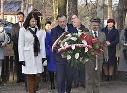 Na pierwszym planie marszałek Adam Struzik i wicemarszałek Janina Ewa Orzełowska składają kwiat. W tle widać pozostałych uczestników uroczystości