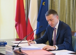 Przewodniczący sejmiku Ludwik Rakowski siedzi przy stole, przewodniczy obradom drugiego posiedzenia sejmiku nowej kadencji