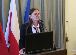 przy mównicy przemawia, stojąc, dr Elżbieta Kozubek, dyrektor Mazowieckiego Biura Planowania Regionalnego w Warszawie
