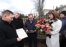 członek zarządu Janina Ewa Orzełowska trzyma w rękach kwiaty, jakie otrzymała od mieszkańców w ramach podziękowania za wsparcie inwestycji