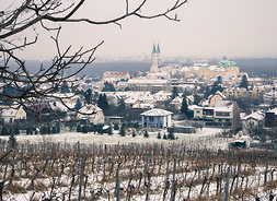 Panorama zimowego Klosterneuburga - miasta w Austrii