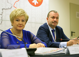 przy stole prezydialnym siedzą reprezentanci zarządu Mazowsza Elżbieta Lanc i Wiesław Raboszuk