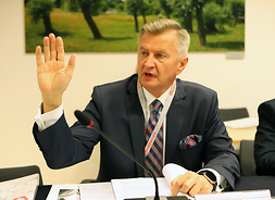 członek zarządu województwa zachodniopomorskiego Stanisław Wziątek z podniesioną ręką do głosowania
