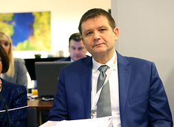 Paweł Natkowski, dyrektor Mazowieckiego Szpitala Specjalistycznego w Ostrołęce, siedzi przy stole