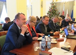 przy stole siedzą radni Koalicji Obywatelskiej, na pierwszym planie od lewej siedzi wicemarszałek Wiesław Raboszuk