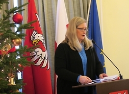 Ewa Białecka, radna województwa mazowieckiego przy mównicy, zabiera głos w sparwie budżetu