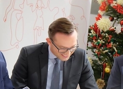 Na zdjęciu umowę podpisuje prezydent miasta Ciechanowa Krzysztof Kosiński