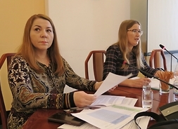 dyrektor Agnieszka Gonczaryk i dyrektor Monika Sokulska siedzą przy stole prezydialnym