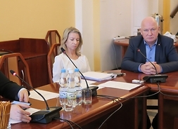 czterech członków komisji zdrowia i kultury fizycznej siedzi przy stole, głos zabiera przewodniczący Krzysztof Strzałkowski