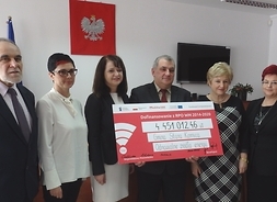 członkinie zarządu województwa mazowieckiego wraz z przedstawicielami czterech gmin subregionu siuedlceckiego trzymają symboliczny czek w rękach