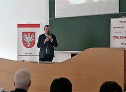 wicemarszałek Wiesław Raboszuk z mikrofonem w ręku, aula PWSZ w Ciechanowie
