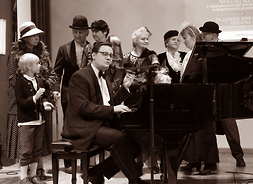 Maciej Klociński i członkowie Stowarzyszenia Radzanovia śpiewają przy fortepianie