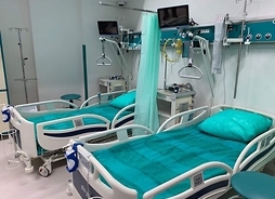 Jedna z nowych sal, dwa nowe łóżka dla pacjentów, elementy sprzętu stanowiącego wyposażenie sali.