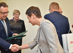 zastępca Dyrektora Departamentu ds. Kadr i Płac w UMWM Wiesława Miecznikowska odbiera nagrodę od marszałka województwa