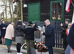 Delegacja oddaje hołd przy tablicy na ul. Mazowieckiej.