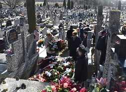 Delegacja składa kwiaty przed grobem na gminnym cmentarzu w Sadownem.