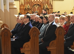 Wierni modlą się podczas mszy św. w intencji Polaków, którzy zginęli w czasie niemieckiej okupacji.