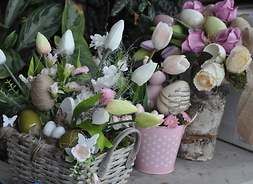 Dekoracja z kwiatów i jajek w koszyku