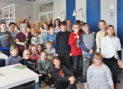 Uczniowie Szkoły Podstawowej nr 3 im. Kornela Makuszyńskiego w Płocku  z grupą teatralną Remedium pozują do wspólnego zdjęcia